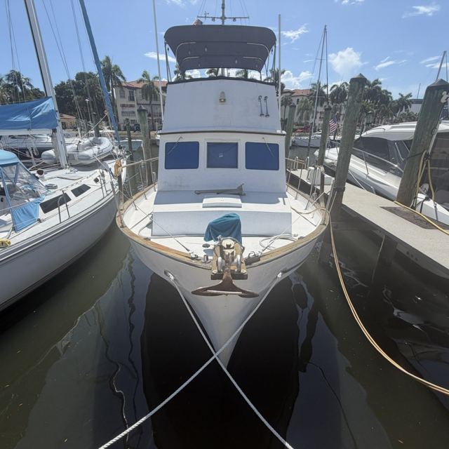 Venture bow-on in her slip