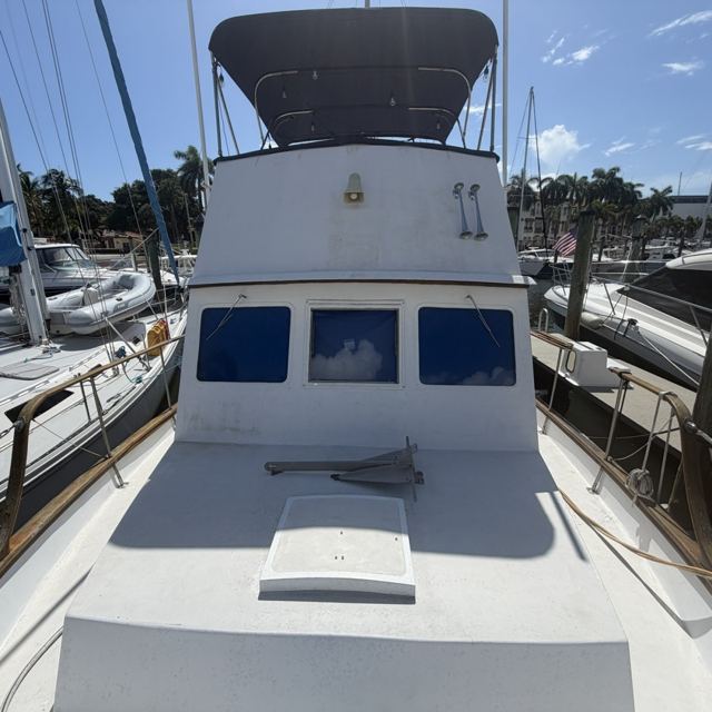 Foredeck and pilothouse front under the flybridge Bimini