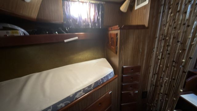 Forward V-berth